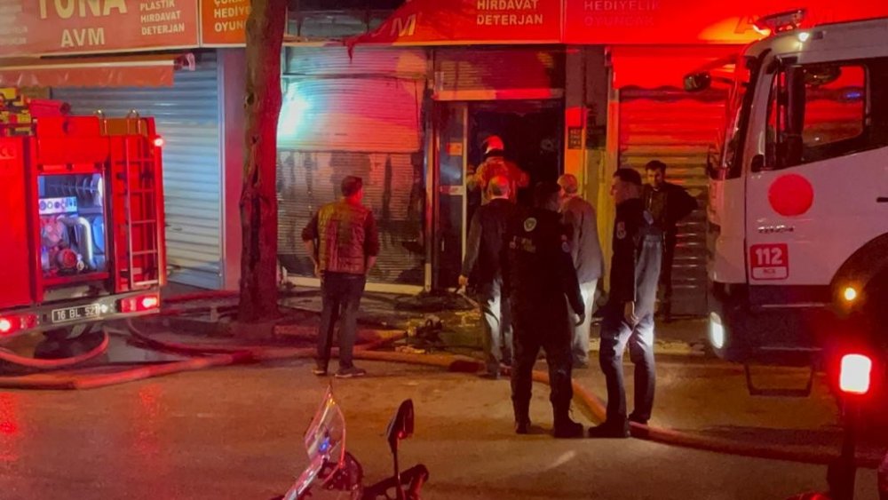 Alışveriş merkezinde korkutan yangın