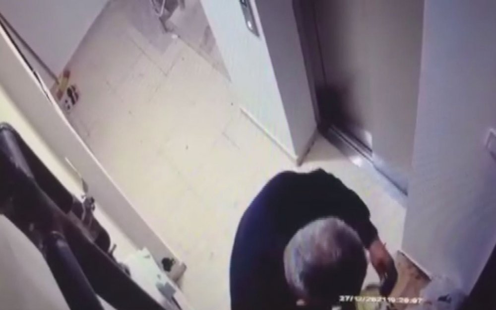 Böyle komşu hiç kimsenin başına! Aylarca kapısına çöp atıp idrarını yaptı!
