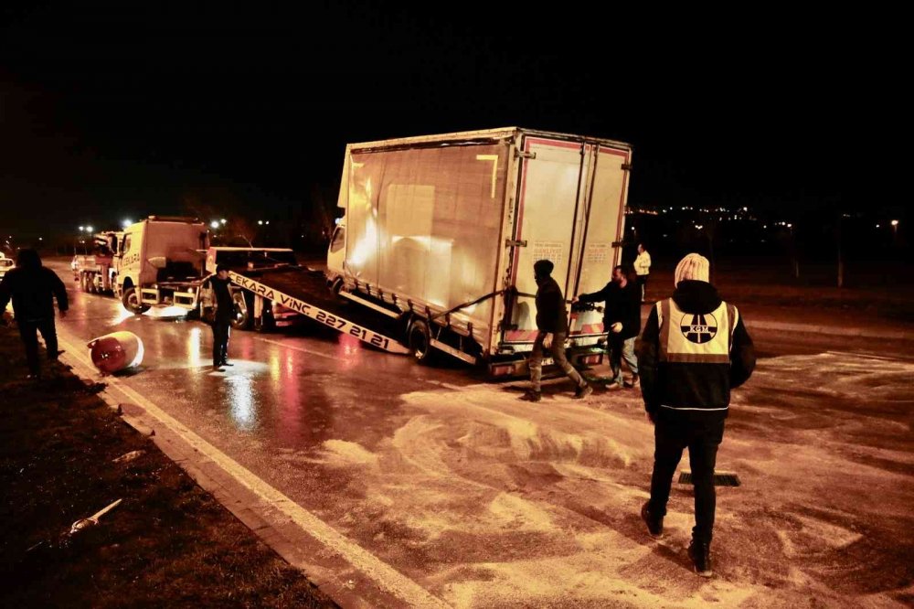 Eskişehir-Ankara karayolunda kamyonet devrildi! 1 yaralı