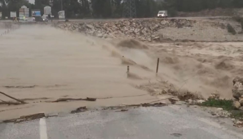 Kırmızı kod uyarısı verilmişti! Antalya’da metrekareye 243 kg yağış düştü