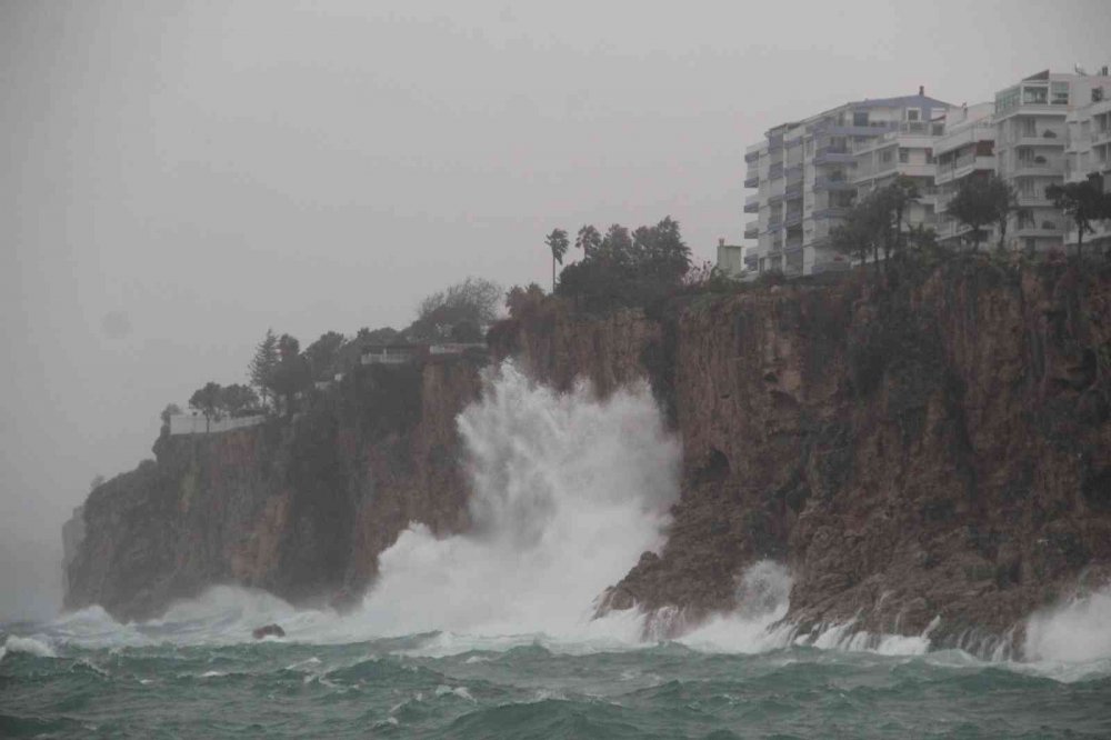 Kırmızı kod uyarısı verilmişti! Antalya’da metrekareye 243 kg yağış düştü