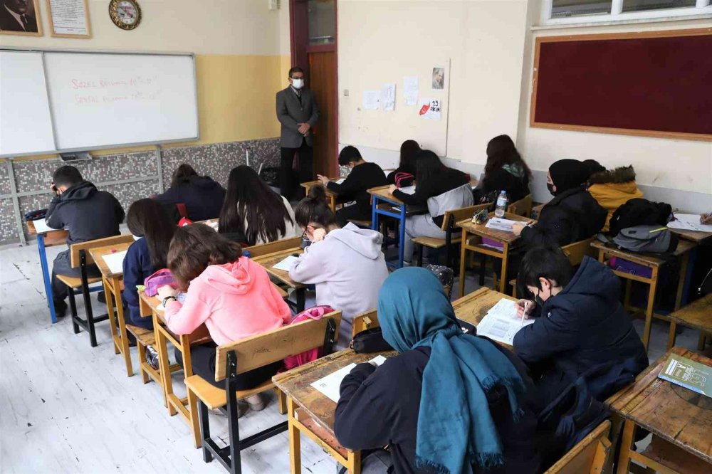 Konya'nın 31 ilçesinde 200 bin öğrenciye sınav