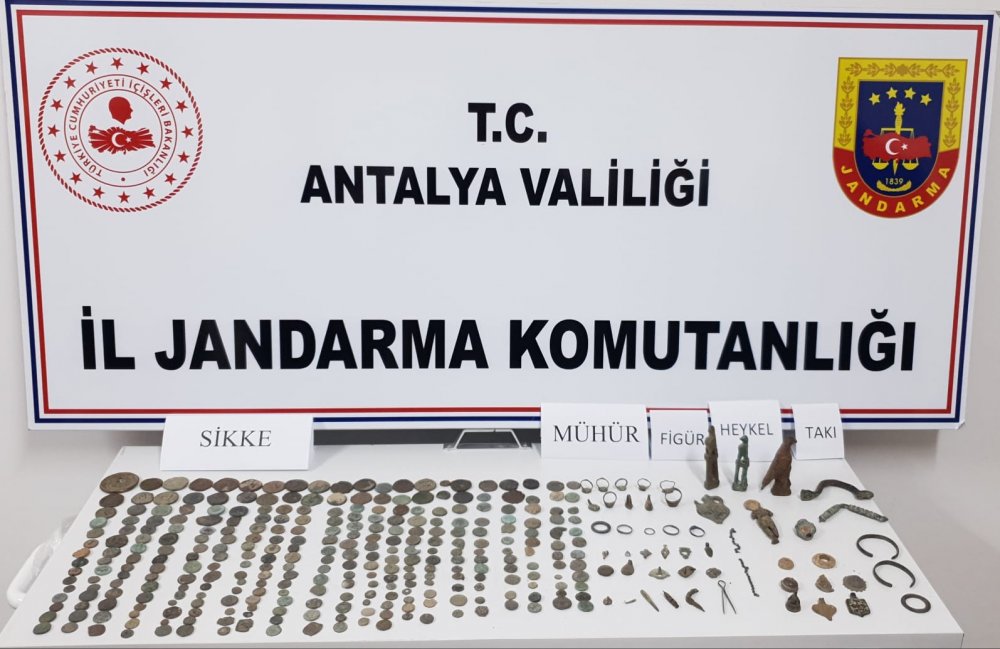 Serik'te yakalanan tarihi eser kaçakçısının üzerinden hazine çıktı