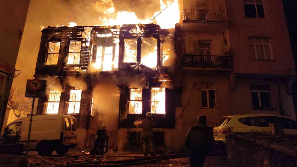 Ahşap bina alev alev yandı! 2 kişi hastanelik oldu