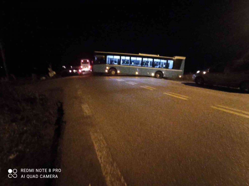Ankara’da otobüs tarlaya düştü! Sahibi yolun darlığına isyan etti