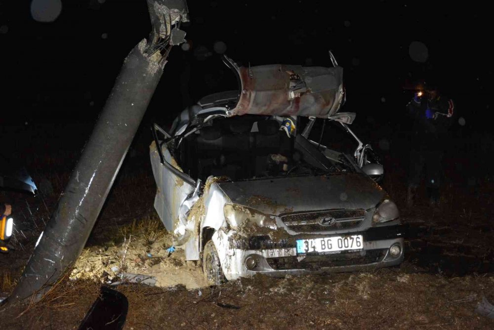 Otomobil elektrik direğine çarptı! Sürücü İsmail Ünver hayatını kaybetti