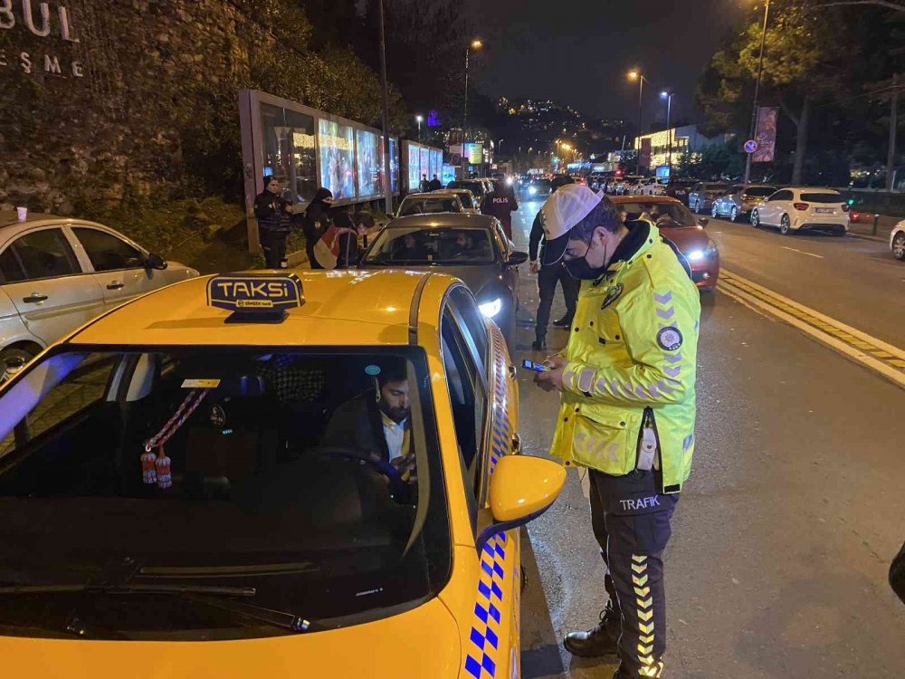 Vakalar böyle yayılıyor! Karantinada olması gerekirken ehliyetsiz eğlenmeye çıktılar