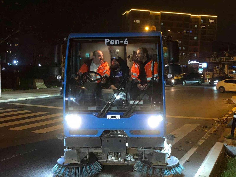 Bakan Varank yeni yılda temizlik aracına bindi