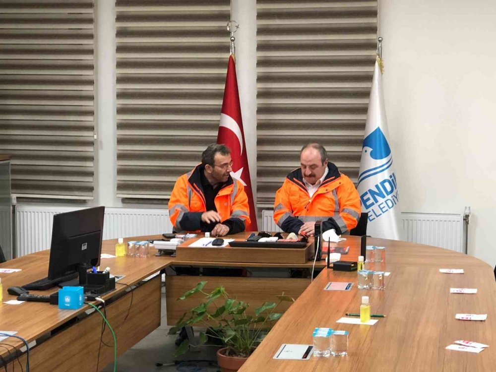 Bakan Varank yeni yılda temizlik aracına bindi
