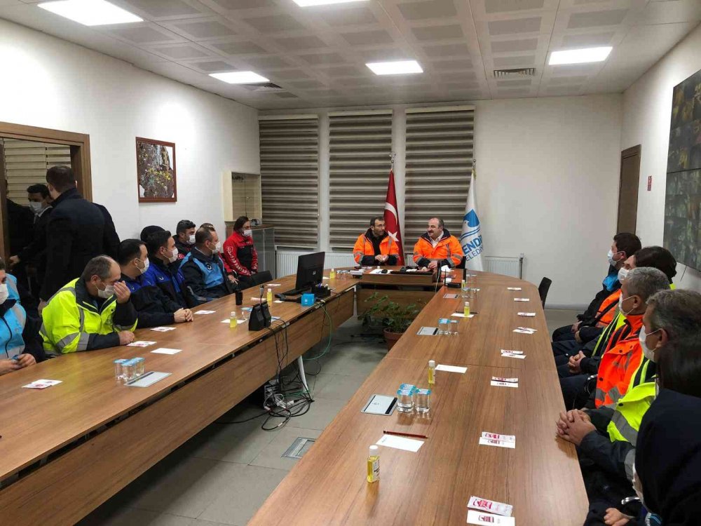 Bakan Varank yeni yılda temizlik aracına bindi