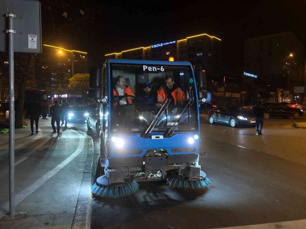 Bakan Varank yeni yılda temizlik aracına bindi