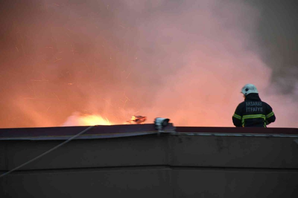 Benzin istasyonu bitişiğindeki restoran ve otel alev alev yandı