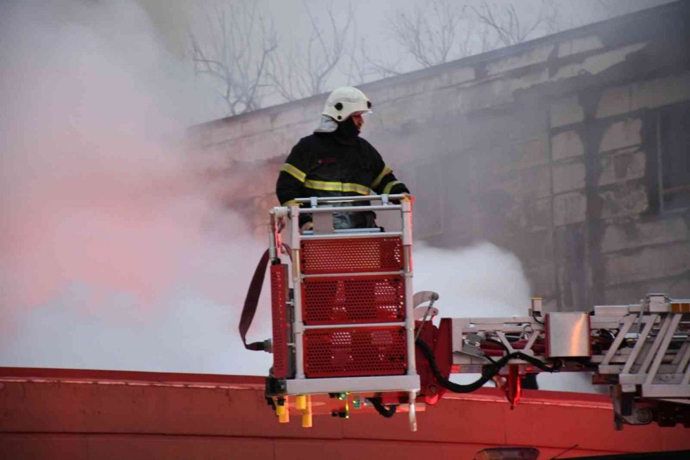 Benzin istasyonu bitişiğindeki restoran ve otel alev alev yandı