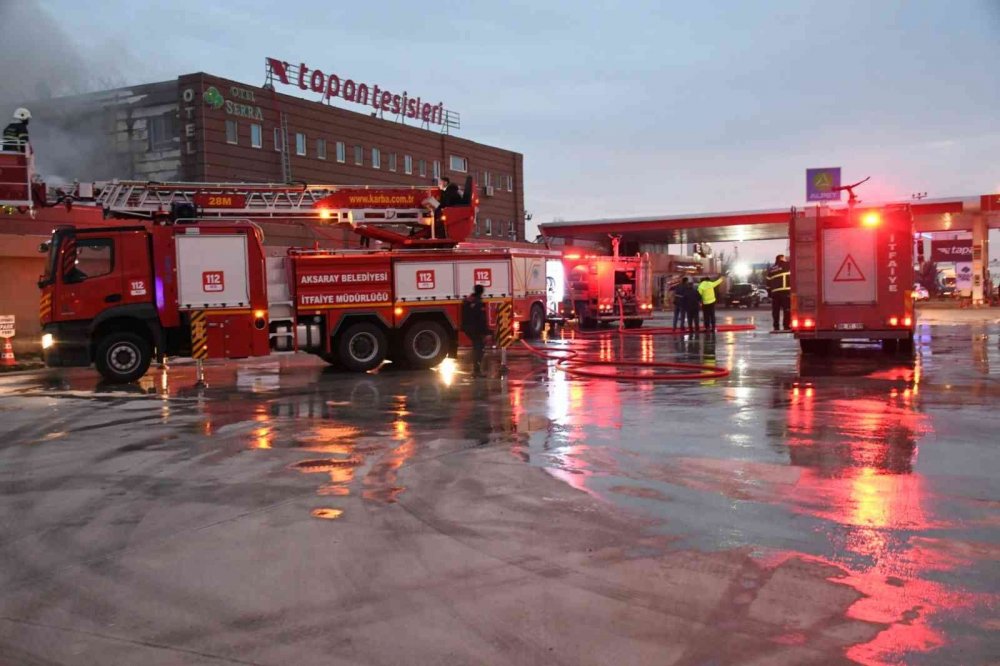 Benzin istasyonu bitişiğindeki restoran ve otel alev alev yandı