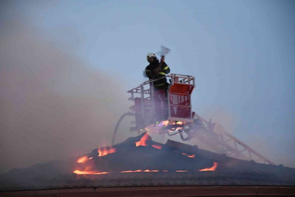 Benzin istasyonu bitişiğindeki restoran ve otel alev alev yandı