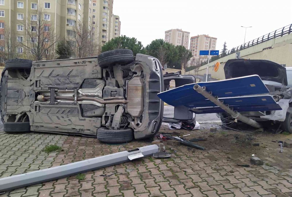 Kavşağa kontrolsüz çıkan iki araç bu hale geldi! 2 yaralı