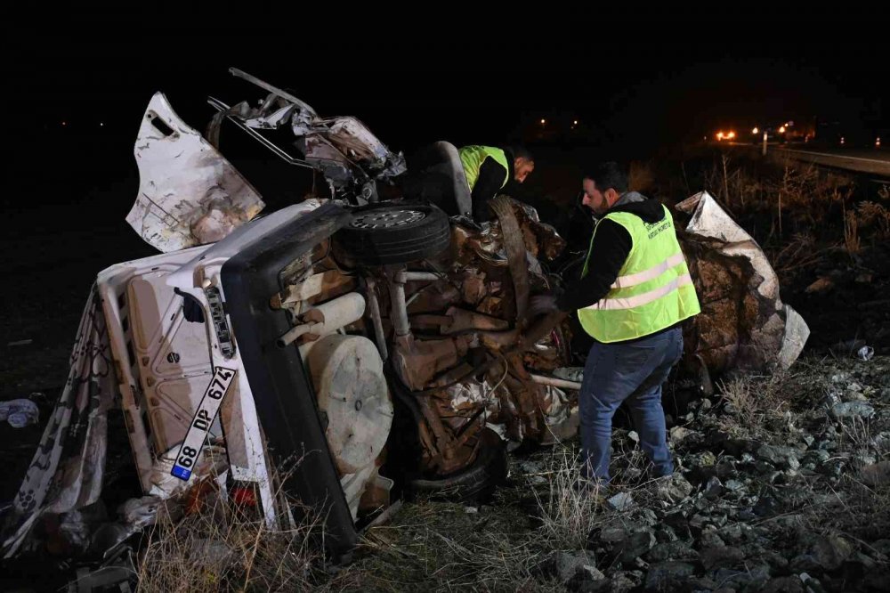 Korkunç kaza! Kafa kafaya çarpışan iki araçta 7 kişi can verdi