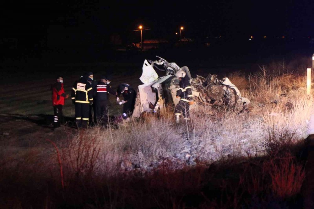 Korkunç kaza! Kafa kafaya çarpışan iki araçta 7 kişi can verdi