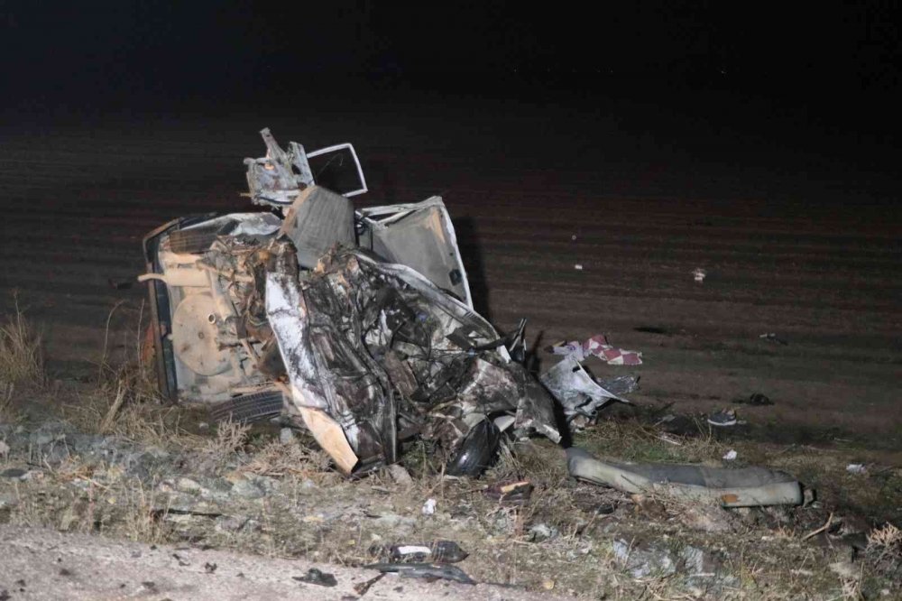 Korkunç kaza! Kafa kafaya çarpışan iki araçta 7 kişi can verdi