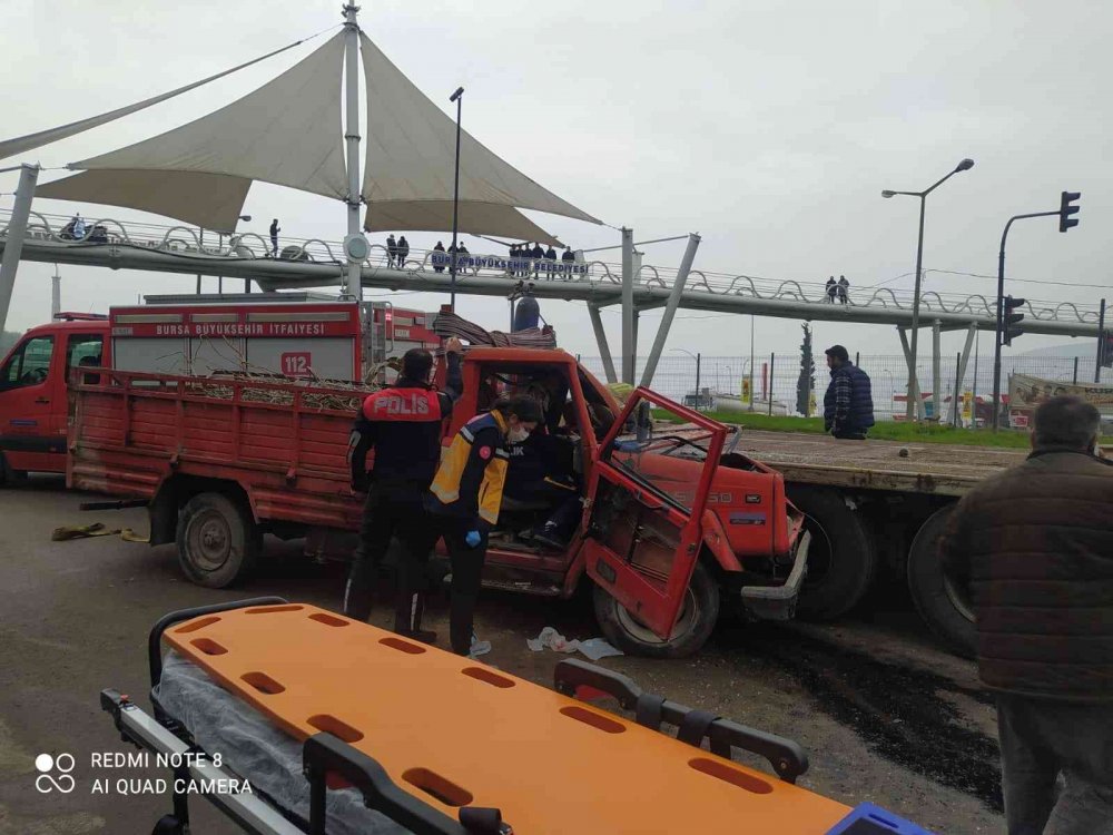 TIR’a çarpan kamyonette can pazarı