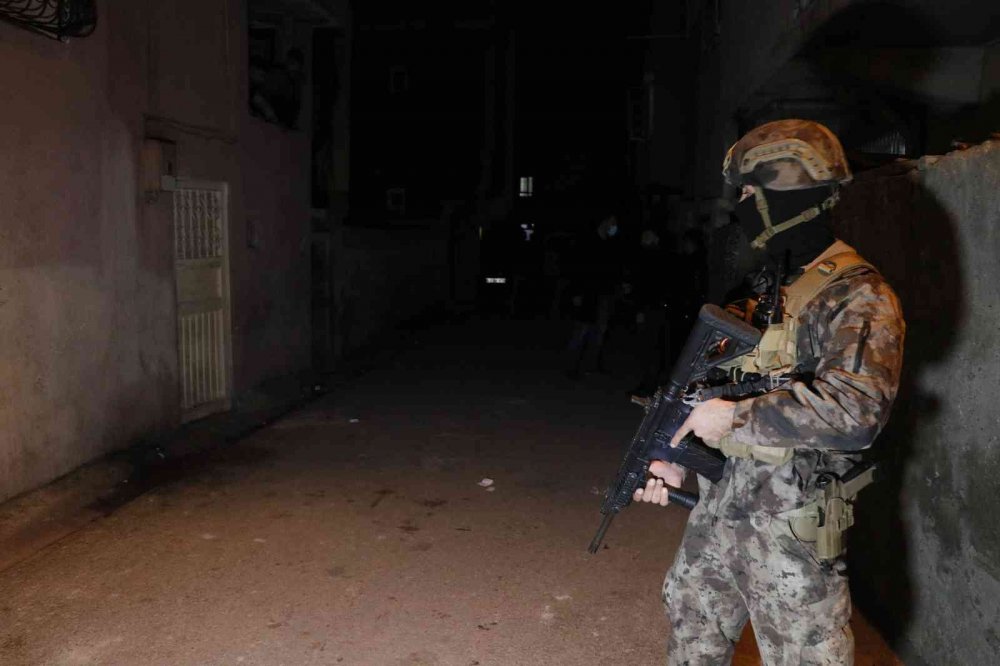 Adana'da silahlı kavga! Kaçarken polisi vurdu