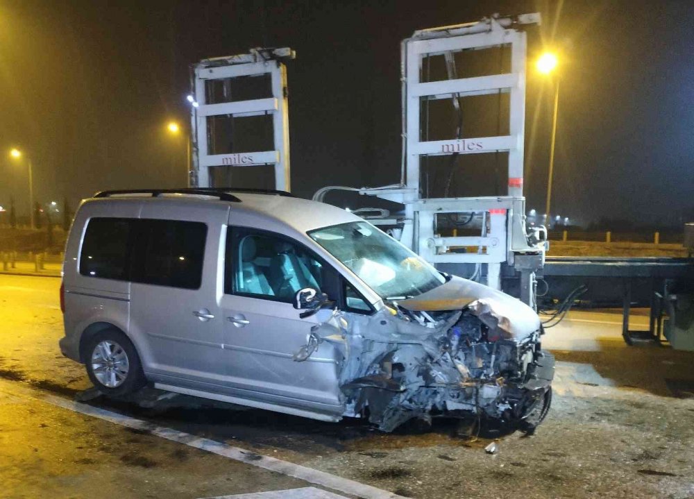 Konya'da çaldıkları araçla ters yöne giren hırsızlar kaza yapınca yakayı ele verdi