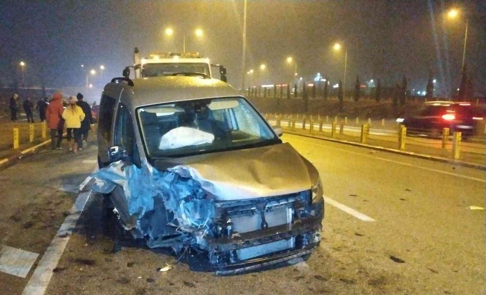 Konya'da çaldıkları araçla ters yöne giren hırsızlar kaza yapınca yakayı ele verdi