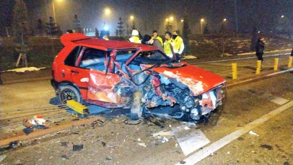 Konya'da çaldıkları araçla ters yöne giren hırsızlar kaza yapınca yakayı ele verdi