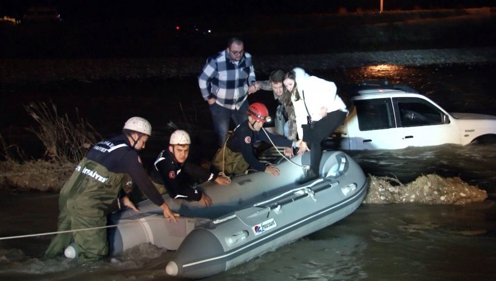 Manzara izlerken toprak kaydı! Boğaçayı’na düşen kamyonette mahsur kalan 3 kişi botla kurtarıldı