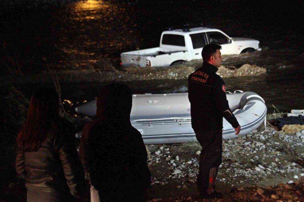 Manzara izlerken toprak kaydı! Boğaçayı’na düşen kamyonette mahsur kalan 3 kişi botla kurtarıldı