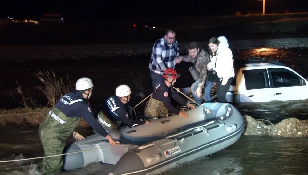 Manzara izlerken toprak kaydı! Boğaçayı’na düşen kamyonette mahsur kalan 3 kişi botla kurtarıldı