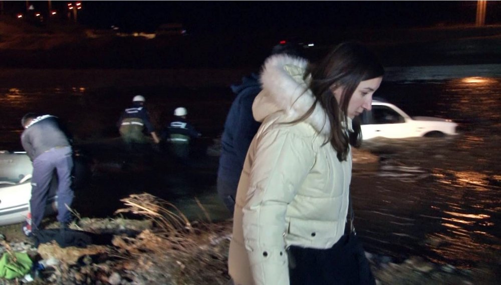 Manzara izlerken toprak kaydı! Boğaçayı’na düşen kamyonette mahsur kalan 3 kişi botla kurtarıldı