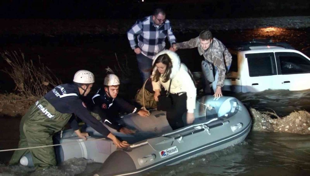 Manzara izlerken toprak kaydı! Boğaçayı’na düşen kamyonette mahsur kalan 3 kişi botla kurtarıldı