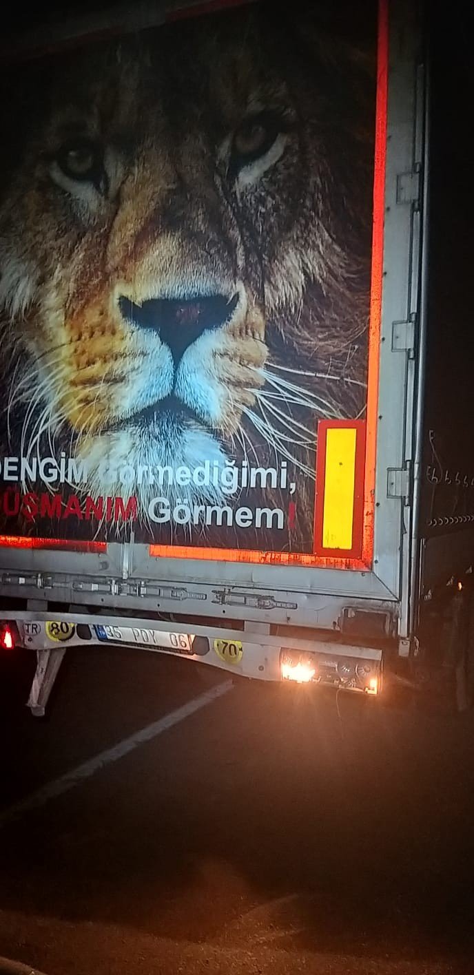 Tıra arkadan çarpan otomobil hurdaya döndü! 3 yaralı