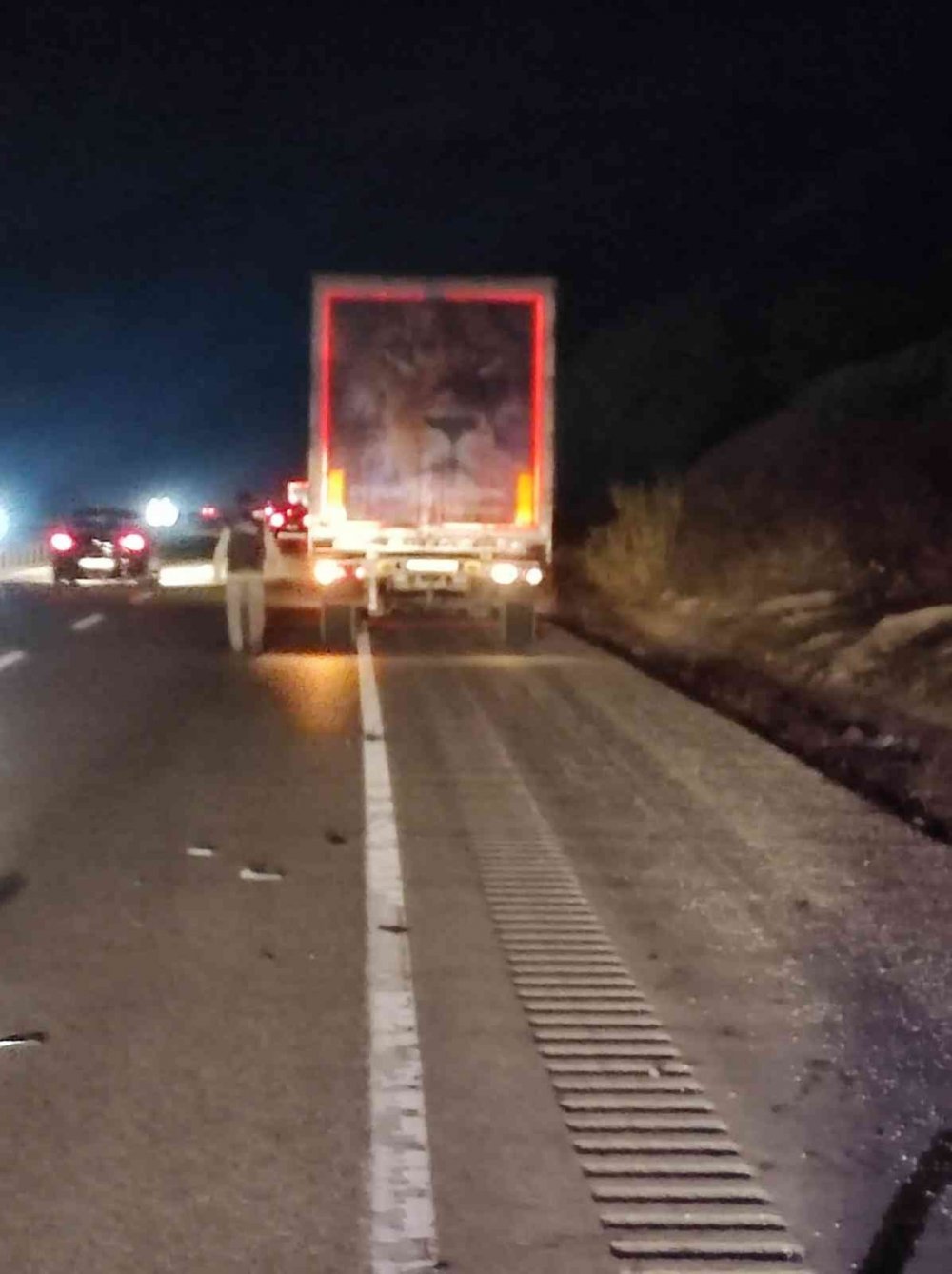 Tıra arkadan çarpan otomobil hurdaya döndü! 3 yaralı