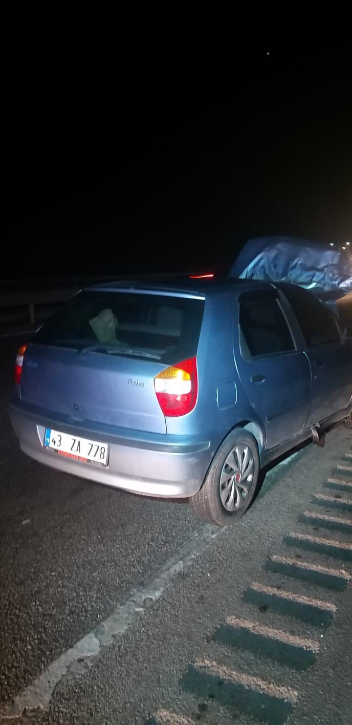 Tıra arkadan çarpan otomobil hurdaya döndü! 3 yaralı