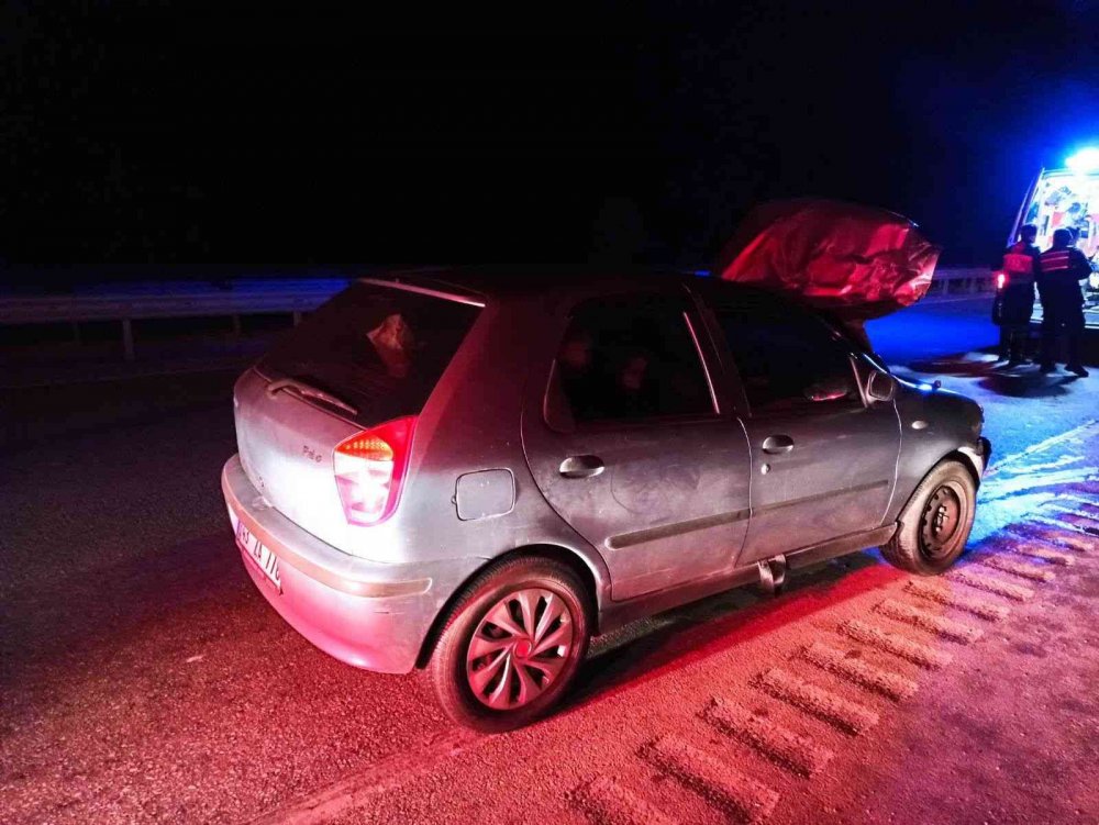 Tıra arkadan çarpan otomobil hurdaya döndü! 3 yaralı