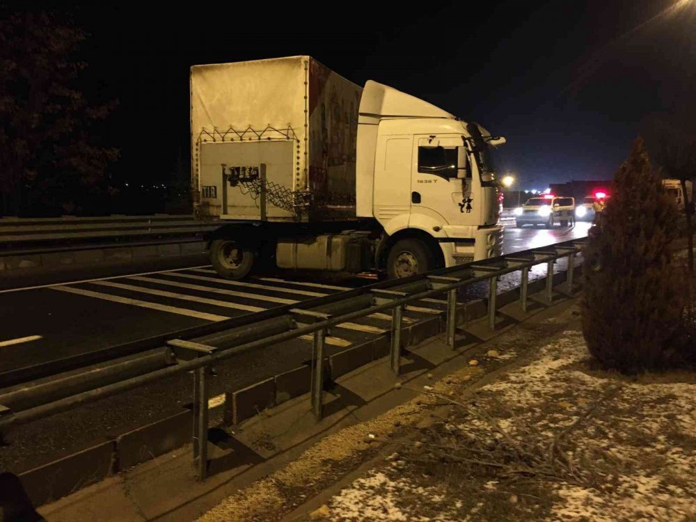 Buzlu yolda 5 ayrı kaza! 9 yaralı