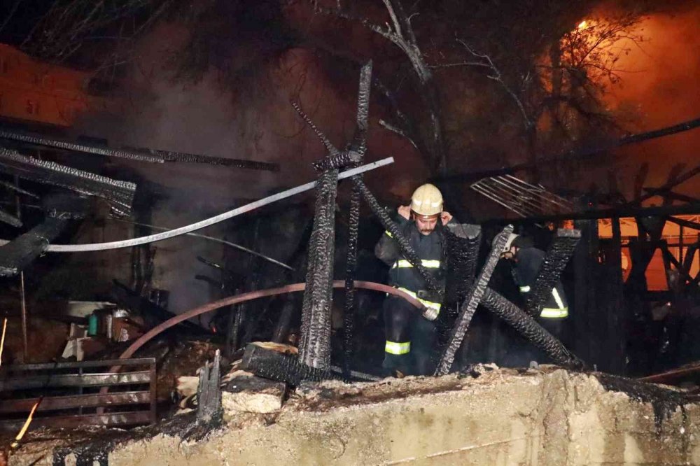 Elektrikli ısıtıcıdan çıkan yangında ev alev topuna döndü! Aile perişan oldu