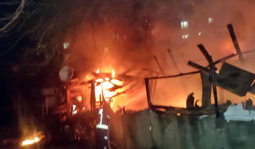 Elektrikli ısıtıcıdan çıkan yangında ev alev topuna döndü! Aile perişan oldu