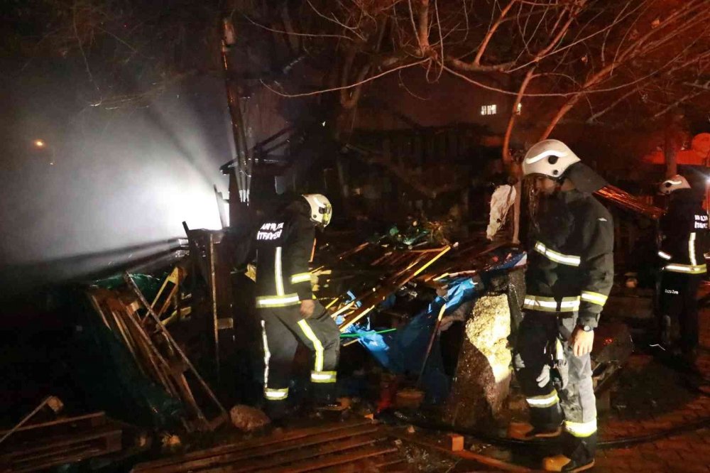 Elektrikli ısıtıcıdan çıkan yangında ev alev topuna döndü! Aile perişan oldu