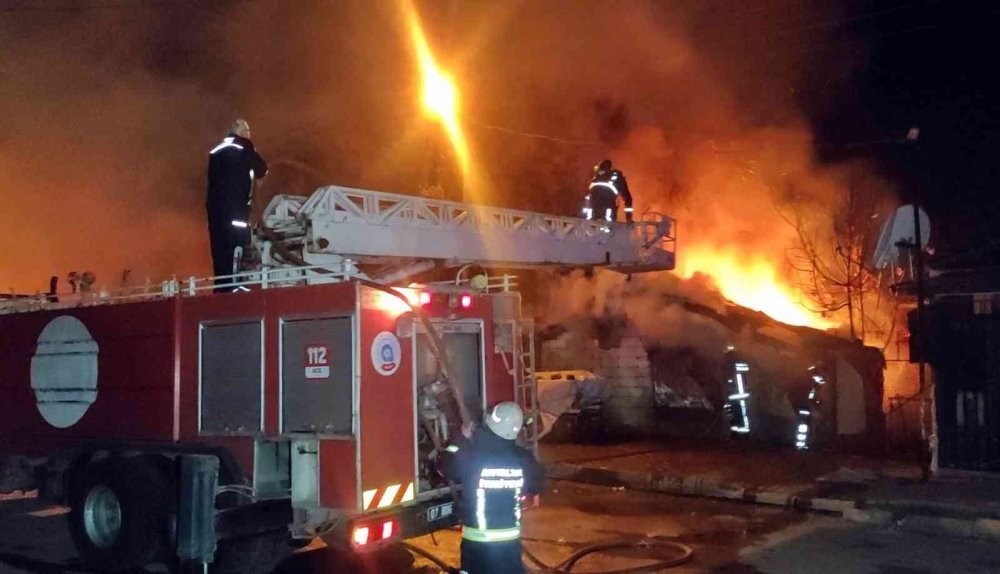 Elektrikli ısıtıcıdan çıkan yangında ev alev topuna döndü! Aile perişan oldu