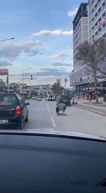 Bursa'da bazı vatandaşlar toplu ulaşımı bedava getiriyor hayatlarını hiçe sayıyor