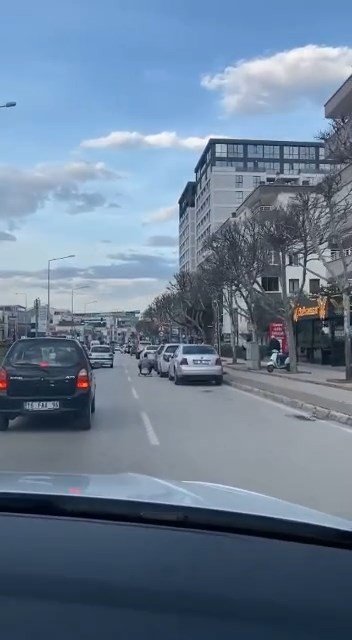 Bursa'da bazı vatandaşlar toplu ulaşımı bedava getiriyor hayatlarını hiçe sayıyor