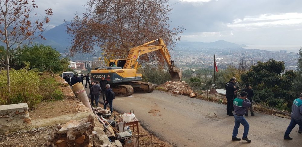Kaçak yıkımına, mutfak tüpü ve bıçakla engel olmak istedi