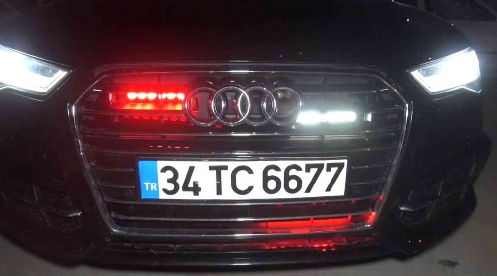 Aksaray'da 2.97 promil alkolle ve çakarlı araçla yakalanan şahıs 'özel kuvvet' diyerek yırtmaya çalıştı