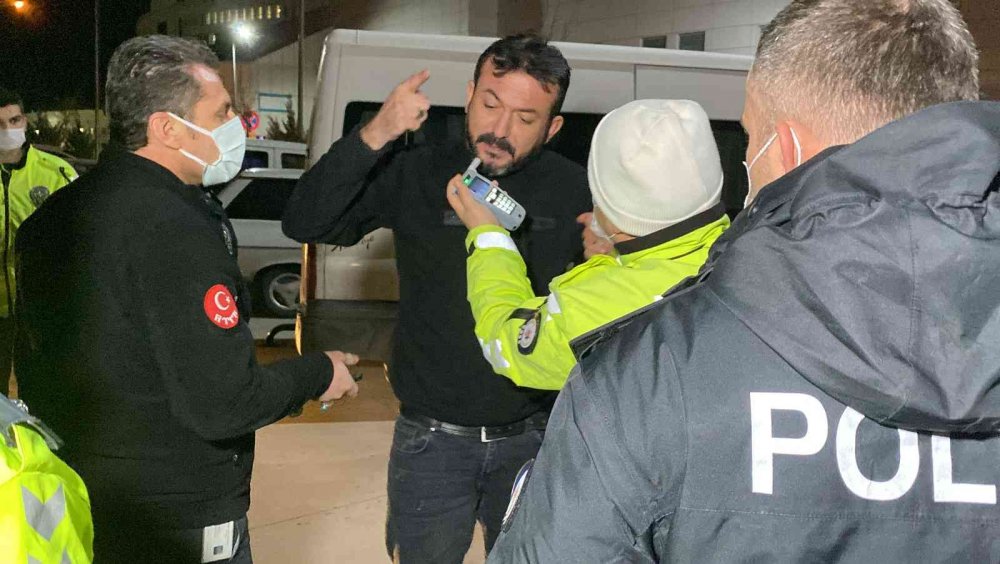 Aksaray'da 2.97 promil alkolle ve çakarlı araçla yakalanan şahıs 'özel kuvvet' diyerek yırtmaya çalıştı