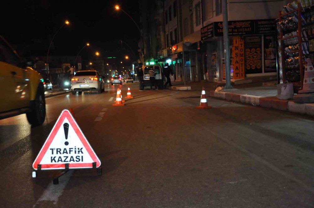 Geri manevra yapan aracın çarptığı emekli öğretmen ağır yaralandı! O anlar kamerada