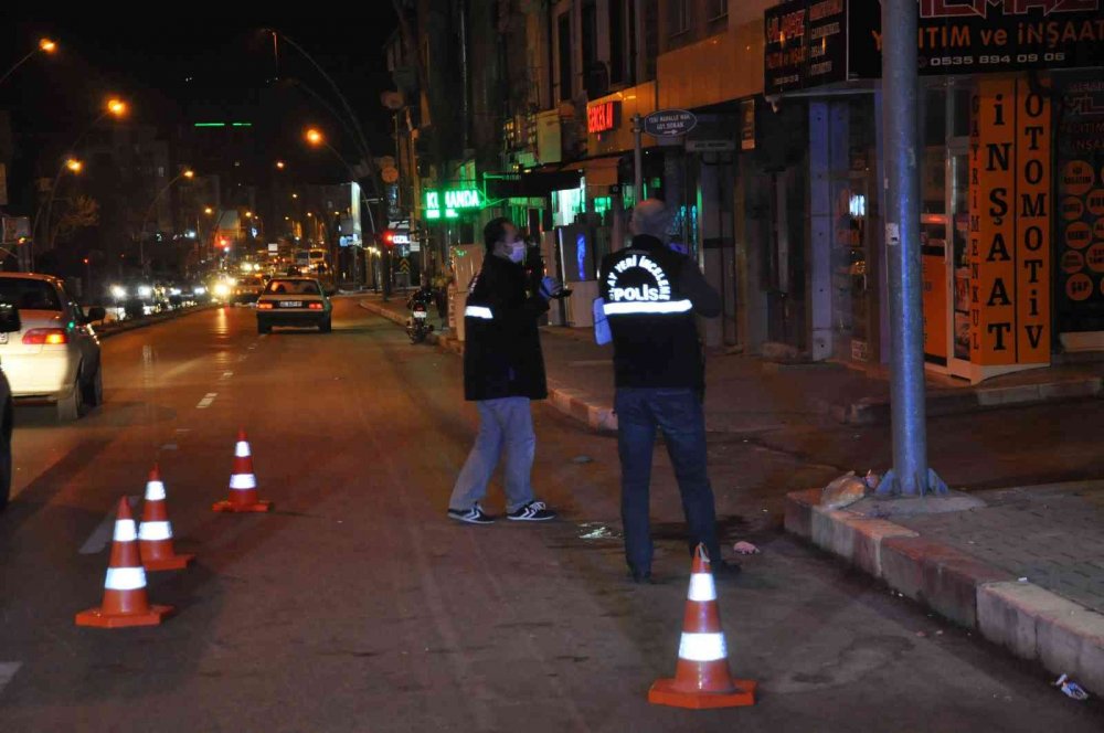 Geri manevra yapan aracın çarptığı emekli öğretmen ağır yaralandı! O anlar kamerada