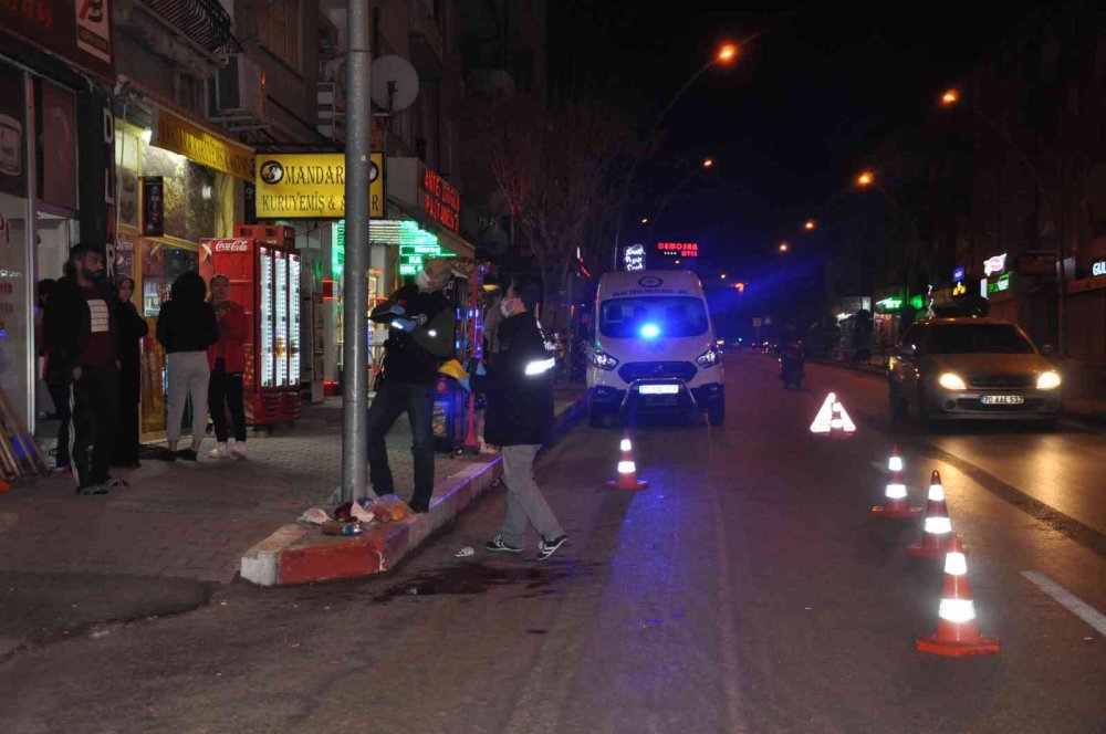 Geri manevra yapan aracın çarptığı emekli öğretmen ağır yaralandı! O anlar kamerada